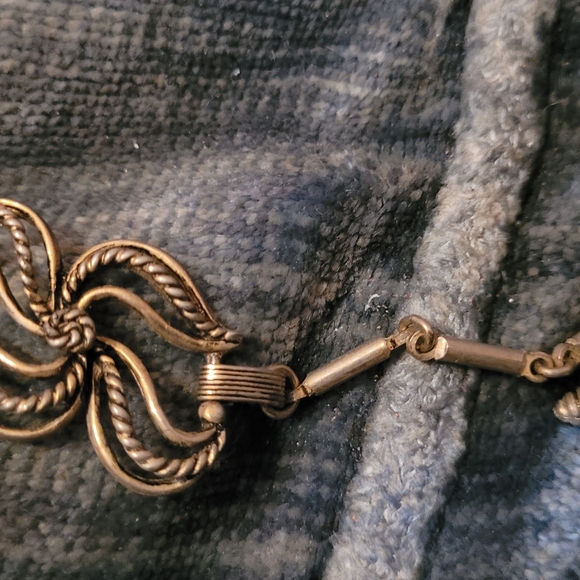 Elegant Silver Floral Bracelet - Picture 3 of 4